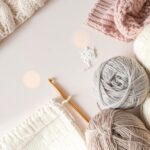 Najlepsze zimowe włóczki do szydełkowania — jak wybrać idealną przędzę do ciepłych projektów?